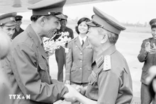 El ministro de Defensa de Vietnam, General Vo Nguyen Giap (derecha), recibe al viceprimer ministro y titular de Defensa de Laos, Khamtay Siphandone, durante su visita a Vietnam en 1977. (Foto: VNA)