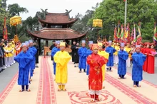 Delegados rinden homenaje en el templo dedicado a Lac Long Quan. (Foto: VNA)