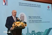 El viceprimer ministro bielorruso, Anatoly Sivak, habla en el evento. (Foto: VNA)