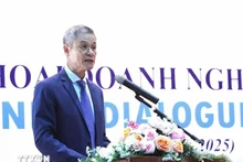El embajador de Vietnam en Camboya, Nguyen Minh Vu, interviene en la cita. (Foto: VNA)
