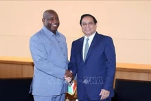 El primer ministro de Vietnam, Pham Minh Chinh (derecha), se reúne con el presidente de Burundi, Evariste Ndayishimiye, en la Semana de Alto Nivel de la 78 Asamblea General de las Naciones Unidas en Nueva York, Estados Unidos. (Foto: VNA)