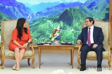 El primer ministro de Vietnam, Pham Minh Chinh, recibe a la ministra canadiense de Promoción de Exportaciones, Comercio Internacional y Desarrollo Económico, Mary Ng. 