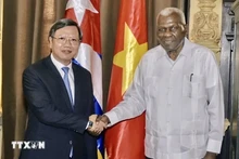 El presidente de la Asamblea Nacional del Poder Popular de Cuba, Esteban Lazo Hernández (en la derecha), yembajador de Hanói en La Habana, Le Quang Long. (Foto: VNA)