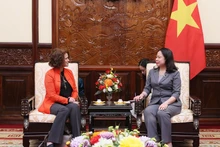 La presidenta interina de Vietnam, Vo Thi Anh Xuan (derecha), recibe a la directora nacional del BM, Carolyn Turk. (Foto: VNA)