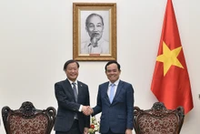 El viceprimer ministro Tran Luu Quang recibe al vicepresidente ejecutivo senior de la Agencia de Cooperación Internacional de Japón (JICA), Yamada Junichi. (Foto: baochinhphu.vn)