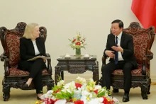 El vicepremier vietnamita Tran Hong Ha y la vicepresidenta de la Alianza Financiera de Glasgow para las cero emisiones netas, Mary L. Schapiro. (Foto: baochinhphu.vn)