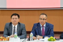 El embajador vietnamita en Tailandia, Phan Chi Thanh (D), y el vicepresidente permanente del Comité Popular de Thua Thien-Hue, Nguyen Thanh Binh. (Fotografía: VNA)