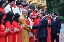 El presidente Nguyen Xuan Phuc se reúne con destacados del movimiento de emulación patriótica de Vinh Long.