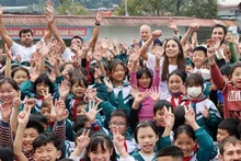 Un grupo de voluntarios de la organización israelí Heroes for Life y niños de la provincia altiplánica vietnamita de Lao Cai. (Fotografía: VNA)