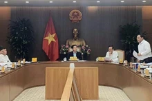 El viceprimer ministro Mai Van Chinh trabaja con representantes de ministerios, sectores y unidades para revisar las labores relacionadas con la celebración del Día de Vesak de las Naciones Unidas 2025. (Foto: VNA)