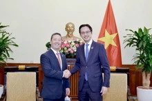 El viceministro de Relaciones Exteriores de Vietnam Do Hung Viet recibe a Sean Kotaro O’Neill, alto funcionario de la Oficina de Asuntos de Asia Oriental y el Pacífico del Departamento de Estado de los Estados Unidos. (Foto: VNA)