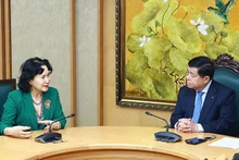 El viceprimer ministro vietnamita Nguyen Chi Dung dialoga con Tao Yitao, directora del Centro de Investigación de Zonas Económicas Especiales de China, adscrito a la Universidad de Shenzhen, en la provincia de Guangdong (Foto: VNA)