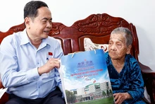 El presidente de la Asamblea Nacional Tran Thanh Man visita la Madre Heroica Vietnamita Nguyen Thi Kim Hoa.