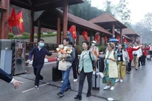 Los turistas chinos ingresan a Vietnam a través del puesto fronterizo internacional de Huu Nghi, en la provincia de Lang Son. (Foto: VNA)