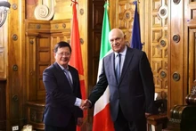 El viceministro de Justicia, Mai Luong Khoi (izq.), se reúne con el ministro de Justicia italiano, Carlo Nordio (Foto: VNA)