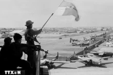 La bandera del Frente Nacional de Liberación de Vietnam y la bandera de la República de Vietnam del Sur ondearon en el aeropuerto de Tan Son Nhat el 30 de abril de 1975. (Foto: VNA)
