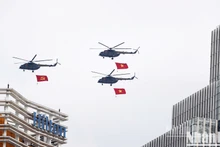 Fuerza aérea ensaya el izamiento de la bandera en el cielo de Ciudad Ho Chi Minh
