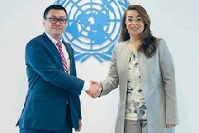 La directora ejecutiva de la Oficina de las Naciones Unidas contra la Droga y el Delito (UNODC), Ghada Fathi Waly, y el embajador Vu Le Thai Hoang, representante permanente de Vietnam ante la ONU y las organizaciones internacionales en Viena, Austria. (Foto: Nhan Dan)