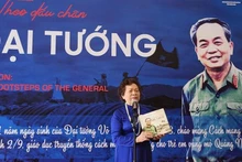 La poeta Nguyen Thi My Dung en el evento. 
