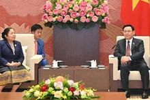 El presidente de la Asamblea Nacional de Vietnam, Vuong Dinh Hue, y Sisay Leudetmounsone, miembro del Buró Político, secretaria del Comité Central del PPRL y jefa de su Comisión de Organización. (Fotografía: VNA)