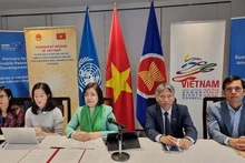 La embajadora Le Thi Tuyet Mai asiste a la firma del memorando de entendimiento. (Fotografía: la misión de Vietnam en Ginebra)