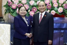 El presidente de Vietnam, Nguyen Xuan Phuc, recibe a Sisay Leudetmounsone, miembro del Buró Político, secretaria del Comité Central del PPRL y jefa de su Comisión de Organización. (Fotografía: VNA)