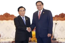 El primer ministro de Vietnam, Pham Minh Chinh, se reúne con su homólogo laosiano, Phankham Viphavanh. (Fotografía: VNA)
