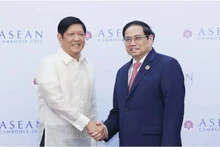 El primer ministro de Vietnam, Pham Minh Chinh (derecha), se reúne con el presidente de Filipinas, Ferdinand Romualdez Marcos. (Fotografía: VNA)