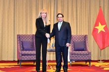 El primer ministro de Vietnam, Pham Minh Chinh (derecha) y la presidenta del grupo Adamed, Malgorzata Adamkiewicz (Foto: VNA)