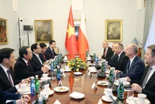 El primer ministro vietnamita, Pham Minh Chinh, dialoga con el presidente polaco, Andrzej Duda. (Foto: VNA)
