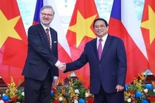 El primer ministro Pham Minh Chinh y su homólogo checo Petr Fiala. (Foto: VNA)
