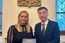 La presidenta del Grupo de Parlamentarios de Amistad República Checa – Vietnam, Petra Quittova, y el embajador vietnamita Duong Hoai Nam. (Foto: VNA)