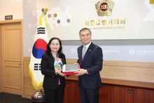 La subsecretaria del Comité del Partido Comunista de Vietnam y presidenta del Consejo Popular de Ciudad Ho Chi Minh, Nguyen Thi Le y el presidente del Consejo Metropolitano de Seúl, Kim Hyeon Ki. (Fotografía: sggp.org.vn)