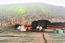 Un pueblo tranquilo bajo techos de musgo en Ha Giang