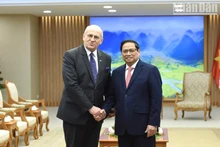 El primer ministro de Vietnam, Pham Minh Chinh, recibe a Zbigniew Rau, canciller de Polonia. 