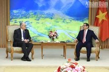 El primer ministro vietnamita, Pham Minh Chinh, recibe al ministro de Relaciones Exteriores de Polonia, Zbigniew Rau. (Fotografía: Nhan Dan)