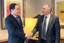 El vicepresidente de la Asamblea Nacional de Vietnam Tran Thanh Man y el secretario general del Partido Comunista de España, Enrique Fernando Santiago Romero. (Fotografía: VNA)