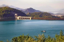 Paisaje de aguas arriba de la central hidroeléctrica de Hoa Binh.