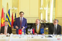 El presidente del Comité Popular de la provincia de Ha Tinh, Vo Trong, interviene en la reunión. (Fotografía: Periódico de Ha Tinh)