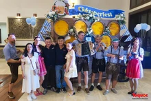 Los visitantes toman una foto con artistas en el evento (Fotografía: toquoc.vn)