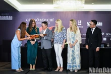 [Foto] BOND entrega violín a los organizadores de la noche musical benéfica