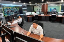 Los ingenieros en un centro de la Corporación de Electricidad de Ciudad Ho Chi Minh (Fotografía: CECHCH)