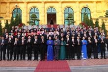 La vicepresidenta de Vietnam, Vo Thi Anh Xuan, y los alumnos laureados. (Foto: Nhan Dan)