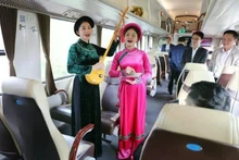 Realizan canto Then en el tren. (Foto: VNA)