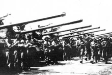 El Ejército de Liberación prepara sus fuerzas antes de la ofensiva general sobre Saigón-Gia Dinh con el espíritu de "Velocidad, audacia, sorpresa, victoria segura", el 26 de abril de 1975. (Foto: Archivo de VNA)
