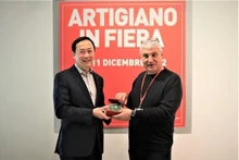 Duong Hai Hung, embajador de Vietnam en Italia y Antonio Intiglietta, presidente y director ejecutivo de la empresa Gestione Fiere (Fotografía: VNA)