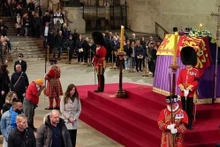 La gente rinde homenaje a la reina Isabel II en Londres. (Fotografía: AFP/VNA)