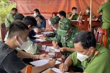 La guardia fronteriza recibe a las personas que regresaron de Camboya. (Fotografía: VNA)