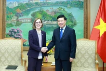 El viceprimer ministro vietnamita Pham Binh Minh y la gobernadora del Estado estadounidense de Oregón, Katherine Brown (Fotografía: dangcongsan.vn)