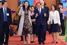 El primer ministro vietnamita, Pham Minh Chinh y su par neozelandesa, Jacinda Ardern.